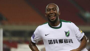 Anteriormente también había jugado en China con el Hangzhou Greentown y el Hunan Billows. 