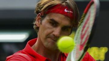 Switzerlands' Roger Federer returns the ball to Colombia's Alejandro Falla during the men's single tennis match at the London 2012 Olympic Games in London on July 28, 2012. AFP PHOTO/Luis Acosta