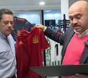 El 'unboxing' y reacción de Roncero y Matallanas a la nueva camiseta de la Selección