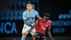 Hugo Mallo intenta arrebatar el balón a Amath Diedhiou durante el partido entre el Celta y el Mallorca disputado en Balaídos.