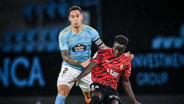 Hugo Mallo intenta arrebatar el balón a Amath Diedhiou durante el partido entre el Celta y el Mallorca disputado en Balaídos.