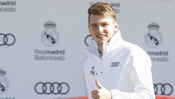 Luka Doncic recibe el Audi oficial de la temporada.