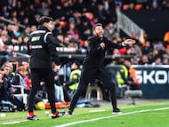 VALENCIA, 10/01/2026.- El técnico del Valencia, Carlos Corberán, durante el partido de la jornada 19 de LaLiga EA Sports que disputan el Valencia CFy el Elche CF este sábado, en el estadio de Mestalla. EFE/ Biel Aliño