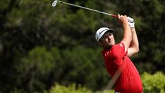 Jon Rahm golpea una bola durante el World Golf Championships-Dell Technologies Match Play del Austin Country Club.