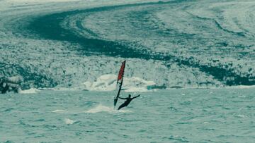 El windsurfista Marc Par&eacute; navegando en Islandia con un glaciar helado de fondo. 