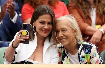 La extenista, 9 veces campeona en Wimbledon, Martina Navratilova se hace un selfie junto a su esposa, Julia Lemigova.