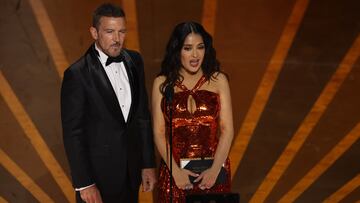 Premios Oscar 2023: Salma Hayek brilla en su aparición en la ceremonia