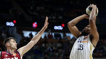 MÁLAGA, 15/02/2024 .- El ala pívot francés del Real Madrid Guerschon Yabusele (d) lanza ante el ala pívot estadounidense del UCAM Murcia Dustin Sleva en el partido de cuartos de final de la Copa del Rey de baloncesto que se disputa este jueves en el Palacio de los Deportes José María Martín Carpena de Málaga. EFE/Daniel Pérez
