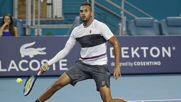 Kyrgios golpea la bola sin mirar ante Lajovic.