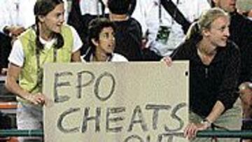 PANCARTAS EN LAS GRADAS. Las atletas británicas Paula Radcliffe y Hayley Tullet abanderaron una pancarta de protesta por el uso de EPO. Szabo se lo agradeció.