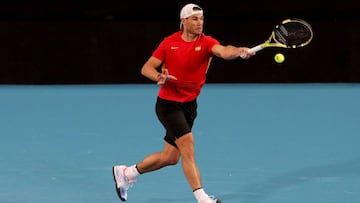 Rafa Nadal entrena como preparaci&oacute;n para la ATP Cup en el RAC Arena de Perth, Australia.