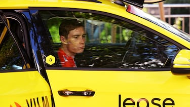 Jonas Vingegaard se retira al coche de su equipo tras la suspensión de la última etapa de La Vuelta.