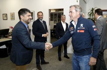 Carlos Sainz saluda a Juan Antonio Gutiérrez