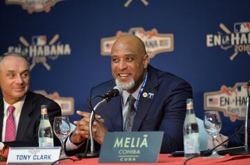 El director ejecutivo de la MLB, Tony Clark, participa de una rueda de prensa ofrecida por los directivos de las ligas mayores de béisbol de Estados Unidos y la Federación Cubana de Béisbol.