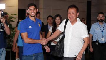 Guedes y Lim, en el aeropuerto de Manises. 