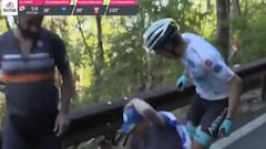 Superman reacciona con golpes al espectador que lo hizo caer