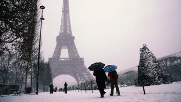 La gente camina cerca de la Torre Eiffel durante una nevada el miércoles 7 de enero de 2026 en París.


