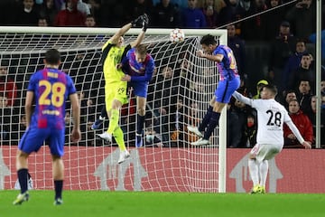 Odisseas Vladochimos, Frenkie de Jong y Eric García.