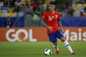 Campeón con la Roja en la Copa América Centenario, figura en el único título de O'Higgins e ídolo del Celta de Vigo de España. Actualmente juega en Independiente de Argentina.