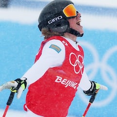 La profesora que domina el esquí cross de principio a fin