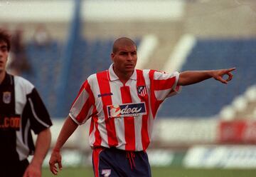 Fichó por el Atlético de Madrid en el año 2000 tras su salida del equipo guipuzcoano. Estuvo tres temporadas. 
