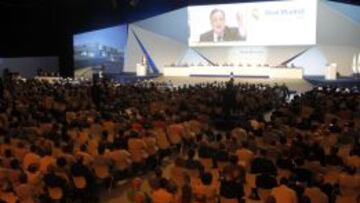 EN EL IFEMA. Momento del discurso inicial de Florentino, ayer, ante cerca de un millar de compromisarios, la mitad de los 2.000 totales.