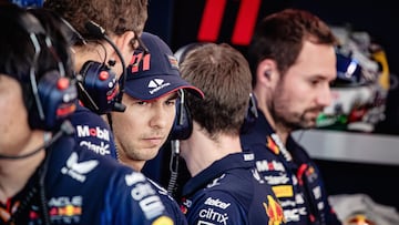 Singapore (Singapore), 15/09/2023.- Mexican Formula One driver Sergio Perez (3-L) of Red Bull Racing in the team's garage ahead of a practice session for the Singapore Formula One Grand Prix race at the Marina Bay Street Circuit, Singapore, 15 September 2023. (Fórmula Uno, Singapur, Singapur) EFE/EPA/TOM WHITE
