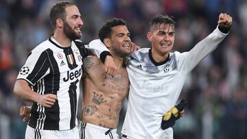 Higuaín, Dani Alves y Dybala se abrazan tras finalizar el partido ante el Mónaco.