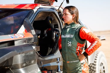 Cristina Gutiérrez, junto a su Dacia Sandriders durante la etapa 8 de la 48ª edición del Rally Dakar 2026.