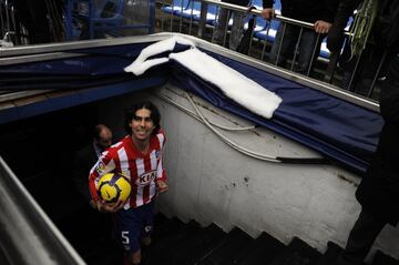 Cualquier entrenador sabe de la importancia que tiene encontrar un mediocentro en el que confiar y Simeone encontró el suyo en Tiago. Su pareja con Gabi en la 2013-14 le hace pasar a la historia del club rojiblanco como uno de los jugadores a los que fiar un centro del campo tan trabajador y sacrificado con el del Atlético de Madrid de Simeone.