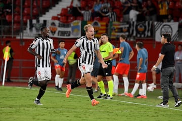 Tercer gol del Castellón. Rubi, en la banda.