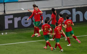 2-2. Cristiano Ronaldo celebra el segundo gol que marca de penalti.