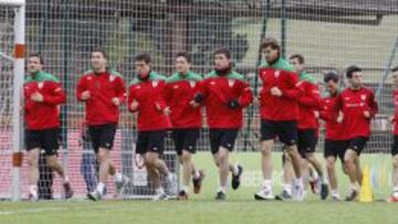 Los jugadores del Athletic en una sesión de recuperación, en Lezama.