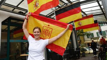 Una aficionada de Alemania sujeta una bandera española en Donaueschingen.