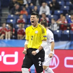 El portero-jugador Higuita amenaza a España en octavos