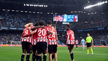 Los jugadores del Athletic celebran el primer tanto anotado en Balaídos contra el Celta.