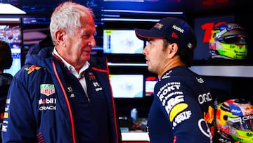 Checo Pérez y Helmut Marko conversando.