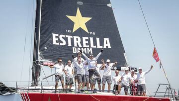 El DK46 'Estrella Damm' en el momento de cruzar la línea de meta de la Copa del Rey MAPFRE 2019 como vencedor.