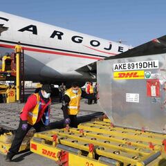 Arriba tercer embarque con 585 mil vacunas envasadas Pfizer a México