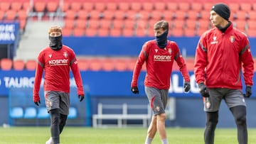Víctor Muñoz, Aimar y Torró protegidos del frío durante el entrenamiento.