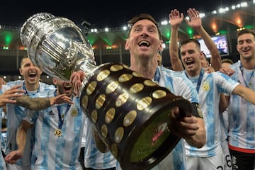 Leo Messi con el trofeo de  la Copa América.