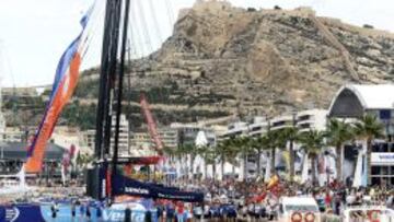 Miles de personas se agolpan en el puerto de Alicante para animar a los veleros antes de la salida de la Volvo Ocean Race 2014.