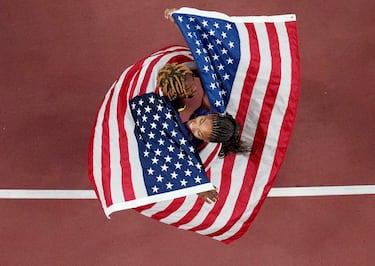 El medallista de bronce Noah Lyles de EE. UU. celebra con Melissa Jefferson-Wooden de EE. UU., medallista de oro de la final femenina de 100 metros.