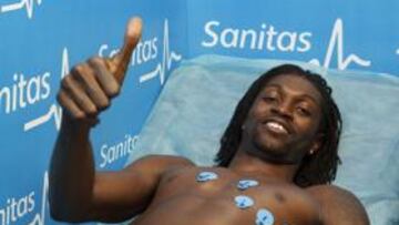 <b>GRAN FÍSICO. </b>Adebayor posa para la web del Real Madrid en su reconocimiento médico en la Clínica Sanitas La Moraleja.