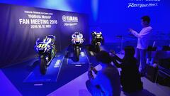 FRA35 TOKIO (JAPÓN), 12/10/2016.- Miembros del público fotografían las motos de Yamaha durante un evento con aficionados del equipo Movistar Yamaha en Tokio, Japón, hoy, miércoles 12 de octubre de 2016. Lorenzo cree que la lucha por el segundo puesto del Mundial de MotoGP todavía es posible si logra recortar puntos a Rossi en el Gran Premio de Japón que se celebra en Tokio este fin de semana. EFE/Franck Robichon