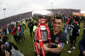 Esteban Paredes cumple 37 años de edad. En su carrera profesional ha jugado en Santiago Morning, Puerto Montt, Pachuca Junior de México, Cobreloa, Colo Colo, Atlante y Querétaro de Mexico. En la selección chilena participa regularmente desde 2006.