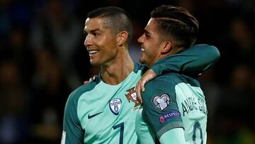 Cristiano Ronaldo celebra el gol de Andr&eacute; Silva ante Letonia.