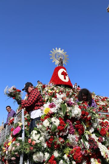 La Virgen del Pilar durante la tradicional ofrenda de flores en el día de su festividad.