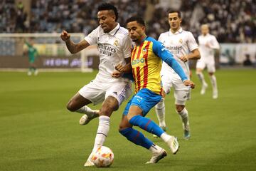 Éder Militao trata de evitar el avance de Justin Kluivert 