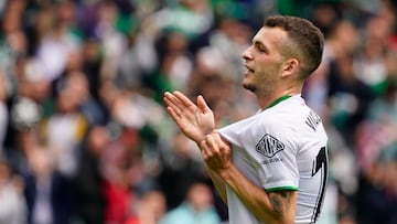 Íñigo Vicente, del Racing, señalando el escudo de su club tras marcar el gol que aseguraba la permanencia.